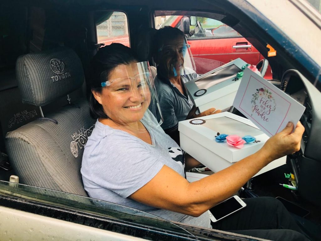 Una mujer entregando cajas del Día de la Madre en Bijagua, Costa Rica