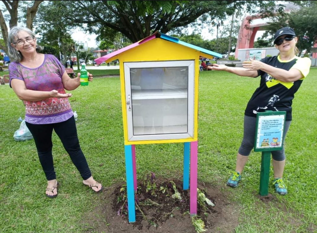 Mini-libraries with their new colors. Courtesy Ana Monestel Montoya / El Colectivo 506