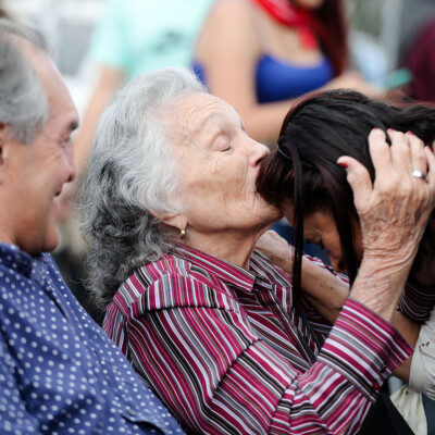 María Isabel y Gustavo son queridos miembros de la comunidad puriscaleña y mientras disfrutan de los desfiles del 15 de setiembre, muchas personas se acercan a saludarlos. María Isabel saludó, abrazó y besó a todos con cariño, aún si nunca logró recordar de dónde los conocía. Gloria Calderón Bejarano / El Colectivo 506