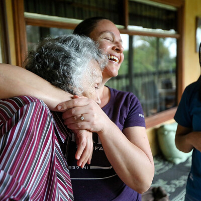 Roxana la abraza y le recuerda que no se va a quedar solita. Gloria Calderón Bejarano / El Colectivo 506