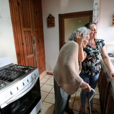 Roxana va más allá de cualquier labor doméstica y con muchísimo cariño cuida de María Isabel. Gloria Calderón Bejarano / El Colectivo 506