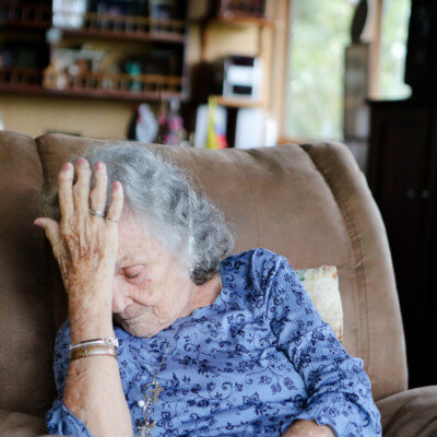 Sitting in her favorite chair, María Isabel recounts the pranks her children used to pull. Gloria Calderón Bejarano / El Colectivo 506