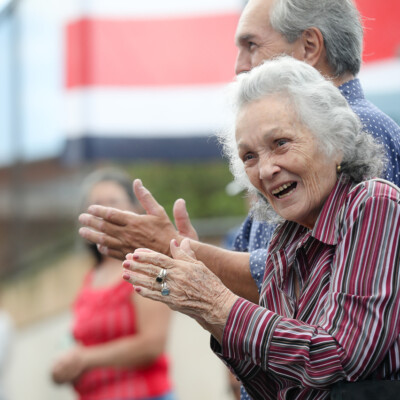 She looks happy enjoying local parades on Costa Rican Independence Day, but by the afternoon, María Isabel does not remember anything she experienced that morning. Gloria Calderón Bejarano / El Colectivo 506