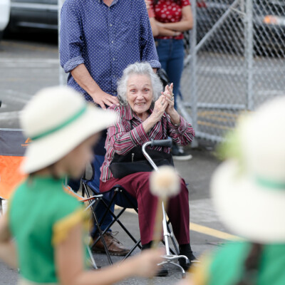 She loves watching students pass by at the September 15th parades, twirling their batons. Gloria Calderón Bejarano / El Colectivo 506