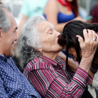 María Isabel and Gustavo are beloved members of the Puriscaleño community. As they enjoy the parades on September 15th, many people come to greet them. María Isabel greets, hugs and kisses everyone with affection, even if she can’t remember where she knew them from. Gloria Calderón Bejarano / El Colectivo 506
