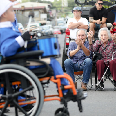 Mother and son applaud a drummer in a wheelchair at the Independence Day parades. Gloria Calderón Bejarano / El Colectivo 506