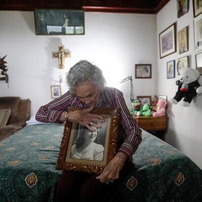 María Isabel hugs an old portrait of herself. She remembers that she was beautiful, but she has trouble recognizing herself in a photograph. Gloria Calderón Bejarano / El Colectivo 506