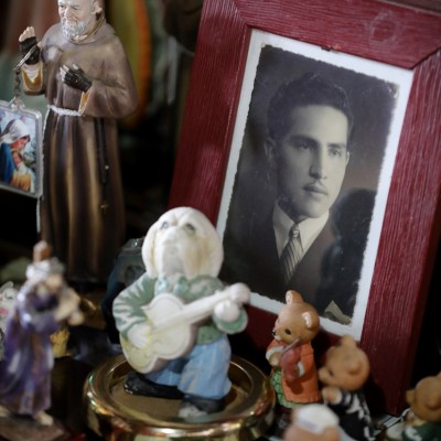The photograph of her husband, Edgar, has pride of place at the center of her dresser. Gloria Calderón Bejarano / El Colectivo 506