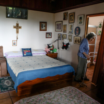 Photos and stuffed animals surround her in her room; they help her get her bearings when she opens her eyes in the morning or after a nap. Gloria Calderón Bejarano / El Colectivo 506