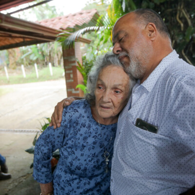 When she goes for a walk and passes her son Alberto’s house, she goes in to say hello because she says she remembers that "they treat me well there." Gloria Calderón Bejarano / El Colectivo 506