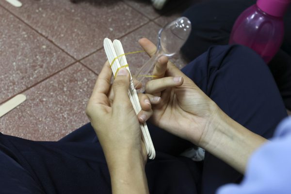 Alrededor de 30 estudiantes del liceo construyeron una catapulta para conocer principios de Ingeniería Mecánica. Mayela López / El Colectivo 506