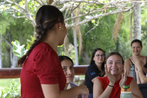 Muchas de las dinámicas del convivio se realizaron en grupo, buscando que las participantes se visualizaron como profesionales y personas realizadas. Mayela López / El Colectivo 506