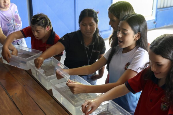 Durante la visita a la Escuela Darío Flores Hernández de Puriscal, prepararon una serie de estaciones en las cuales las niñas hacen experimentos con materiales que, por lo general, pueden encontrar en sus casas. Mayela López / El Colectivo 506.