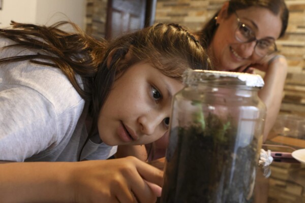 Kemily, con su participación constante en el programa, ha ganado las rifas que hacen cada mes para incentivar a las niñas y también ha sido invitada a participar en eventos para mostrar los experimentos. Mayela López / El Colectivo 506