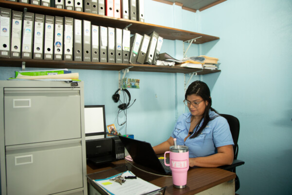 Karina Villalobos trabaja en su oficina en el edificio de la ASADA Árbol de Guaria. Ella es la única empleada a tiempo completo de la ASADA. Mónica Quesada Cordero / El Colectivo 506