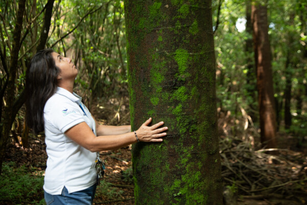 Hellen Alfaro, administradora de la ASADA Santa Gertrudis Centro, ha visto crecer los árboles en la zona de protección que la organización ha creado alrededor de las nacientes de agua. Mónica Quesada Cordero / El Colectivo 506