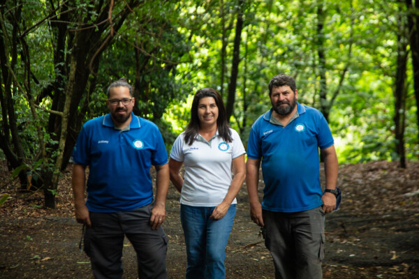 Hellen, con Harold Picado Espinoza (izq) y Anthony Nuñez Rojas (der) son el equipo de la ASADA Santa Gertrudis Centro. Mónica Quesada Cordero / El Colectivo 506