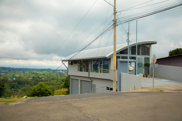 La oficina de la ASADA de Santa Gertrudis Centro se levanta sobre una esquina empinada frente a la iglesia de la comunidad. Mónica Quesada Cordero / El Colectivo 506