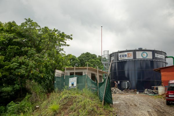 La ASADA inició la construcción del nuevo tanque de captación (que albergará diez veces más agua) junto al viejo. Mónica Quesada Cordero / El Colectivo 506